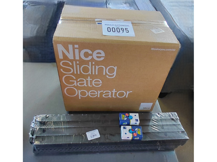 LOT OF NICE SLIDING GATE MOTOR/ 2X REMOTES/ TRACKS