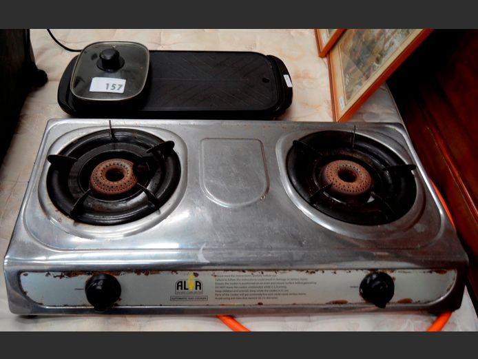 LOT: 2-BURNER GAS STOVE & A BREAKFAST GRILLER [Switch on, untested further]