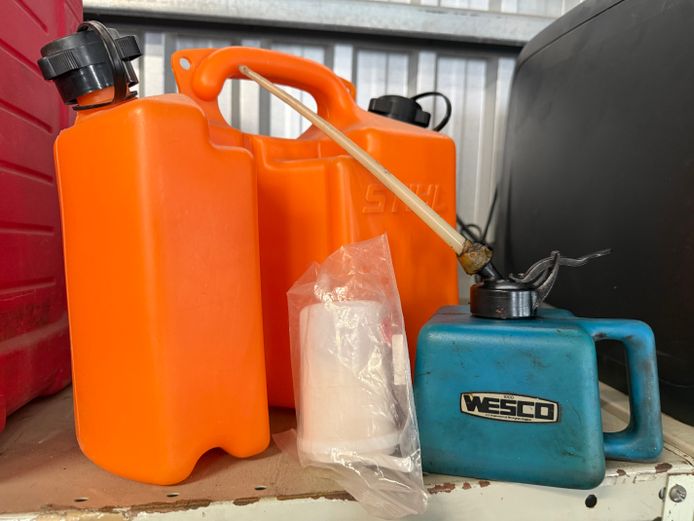 Orange jerry can with 2 sections (5 litre), fuel filter and oil can
