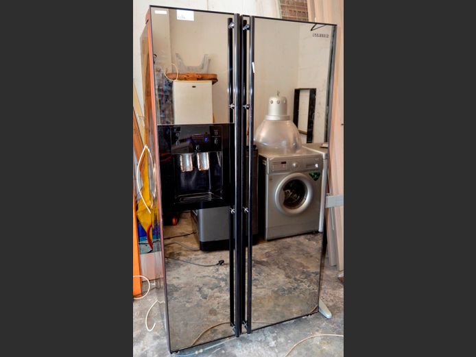 SAMSUNG MIRROR FINISH SIDE-BY-SIDE FRIDGE FREEZER WITH WATER & ICE DISPENSER [Getting cold, untested further] [#: 416724020]