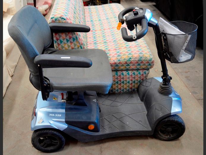 CTM MOBILITY SCOOTER WITH KEY & CHARGER [Untested, needs new battery]