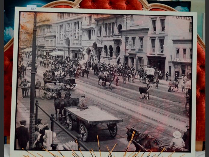 FRAMED PRINT ON BOARD "STREET SCENE", 128 x 100cm