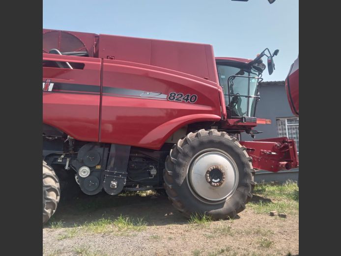 CASE IH 8240 COMBINE