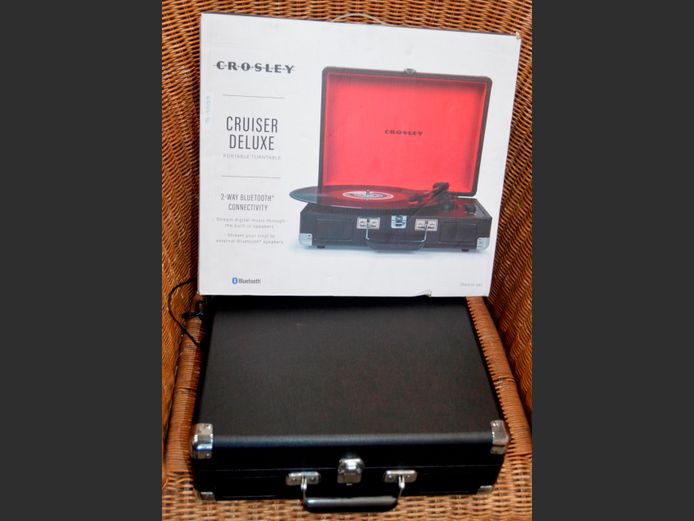 CROSLEY CRUISER DELUXE PORTABLE TURNTABLE [Switches on, faulty]