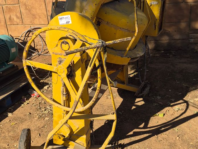 3 PHASE ELECTRIC CONCRETE MIXER (WORKING, NEEDS CHAIN)