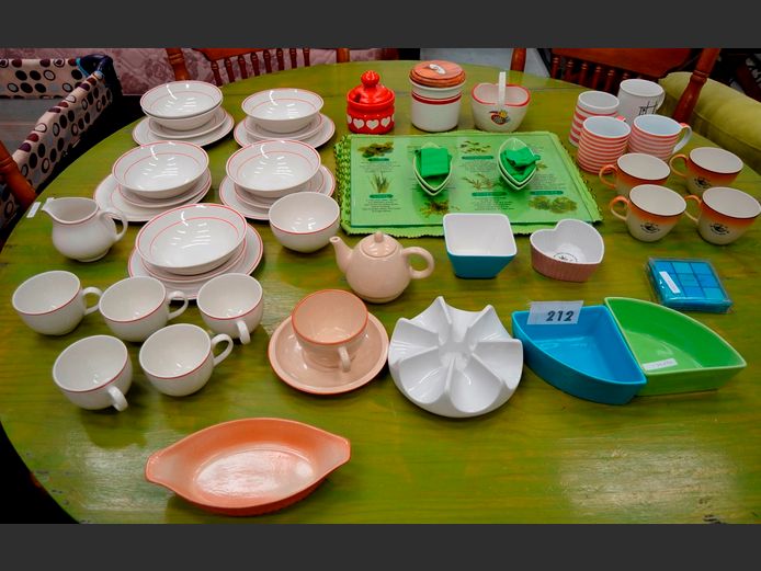 LOT: SNACK BOWLS, SAUCE BOWLS, MUGS, PLACEMATS, etc