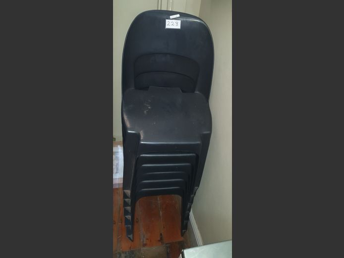 SET OF 6 BLACK PLASTIC PATIO CHAIRS