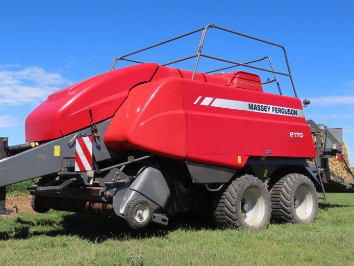 MF 2170 Cutter Big Pack Baler