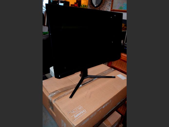 LOT: 2 x SAMSUNG ODYSSEY G5, 27" MONITORS [Switch on, damaged]