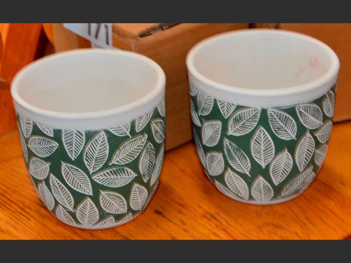 PAIR CERAMIC GREEN LEAF DECORATED PLANTERS, 10.5 x 10cm