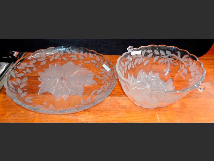 SET EMBOSSED GLASS BOWL & PLATER