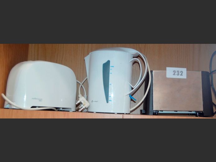 LOT: MELLERWARE & AIM 2-SLICE TOASTERS & A SAFEWAY CORDED KETTLE [Switch on, Untested further]