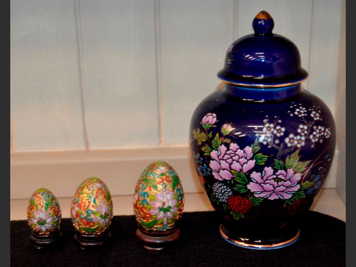 BLUE CERAMIC GINGER JAR, 20cm High, & CHINESE DECORATIVE EGGS