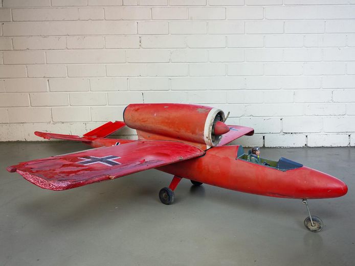 Large-Scale Vintage Heinkel He 162 "Volksjäger" Fiberglass Display Model