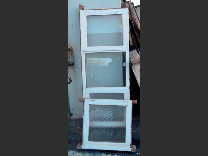 LOT: 2 x WOODEN WINDOWS WITH GLASS PANES, 160 x 61cm & 72 x 61cm