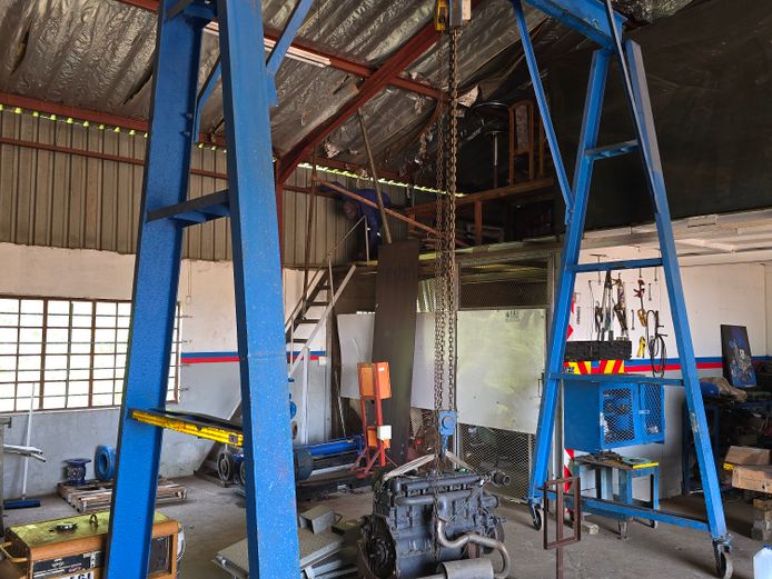 LARGE MOBILE “A” FRAME GANTRY + 5 TON YALE CHAIN BLOCK