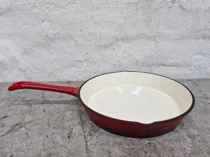 Enamelled Cast Iron Skillet with Dual Pour Spouts