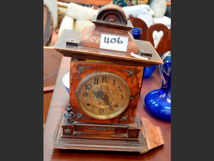 WOOD & BRASS MANTLE CLOCK, 28 x 17 x 37cm [Damaged]