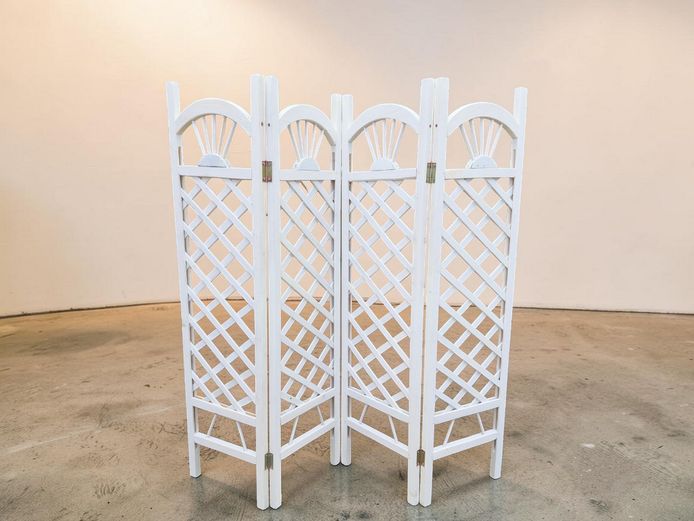 Vintage-Style White Lattice 4-Panel Low Decorative Screen