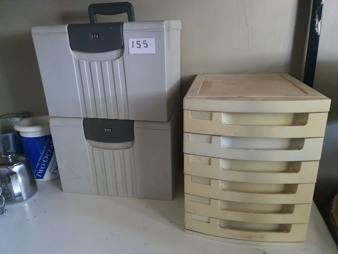 LOT: 2 X PLASTIC LOCK BOXES &BA DESK TOP BUDDY FILER
