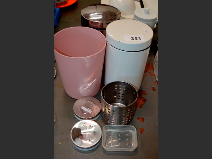 LOT: 2 x BATHROOM BINS & SOAP DISHES