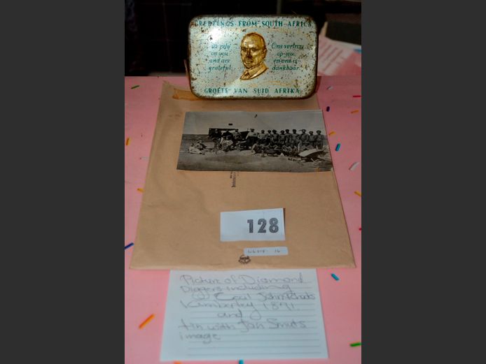 ANTIQUE PICTURE OF KIMBERLEY DIAMOND DIGGERS 1871 & AN ANTIQUE TIN