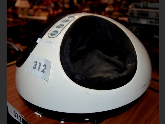 BENNETT READ FOOT MASSAGER WITH CHARGER [Switches on]