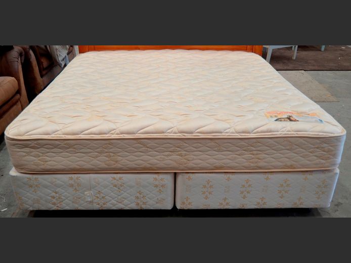 SLUMBERLAND KING SIZE BED SET: MATTRESS ON TWIN BASES