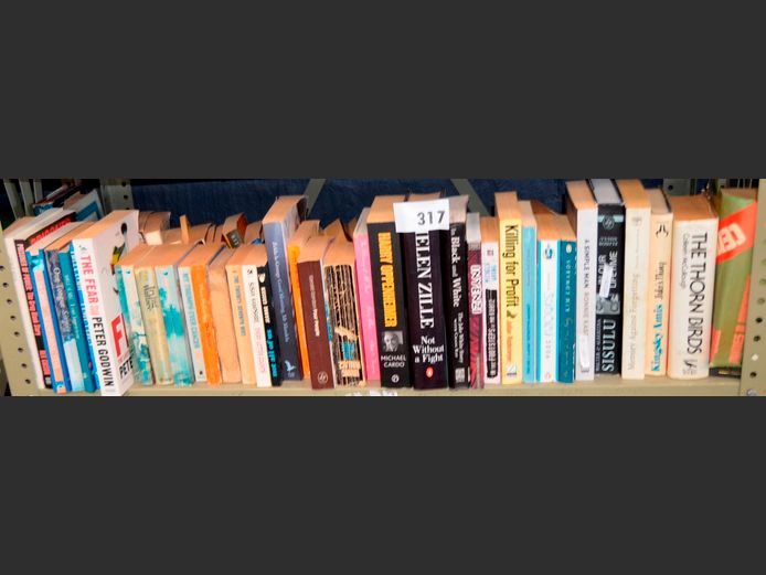 LOT: HARD COVER & PAPERBACK NOVELS