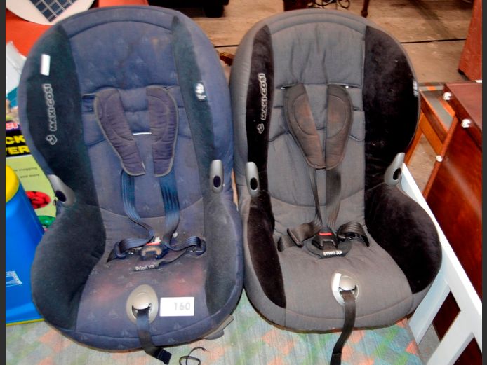 LOT: 2 x BABY CAR SEATS [Need a clean]