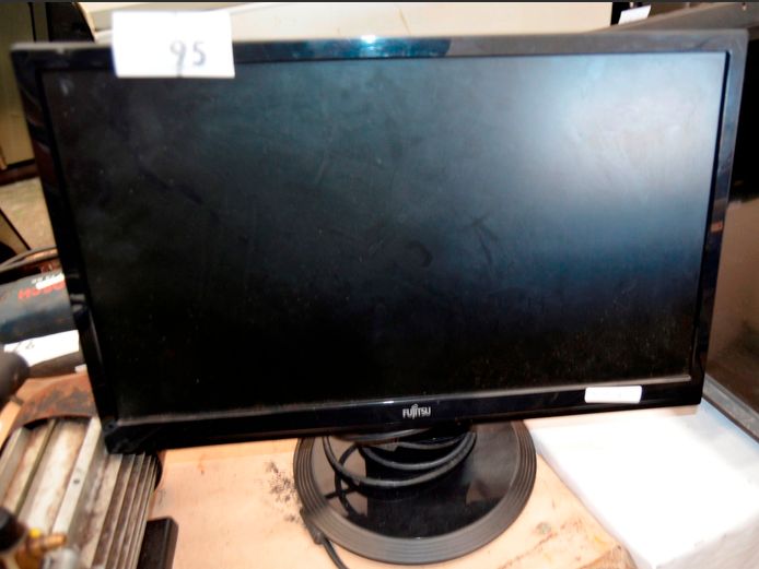 FUJITSU MONITOR [Switches on, untested further, screen cracked]