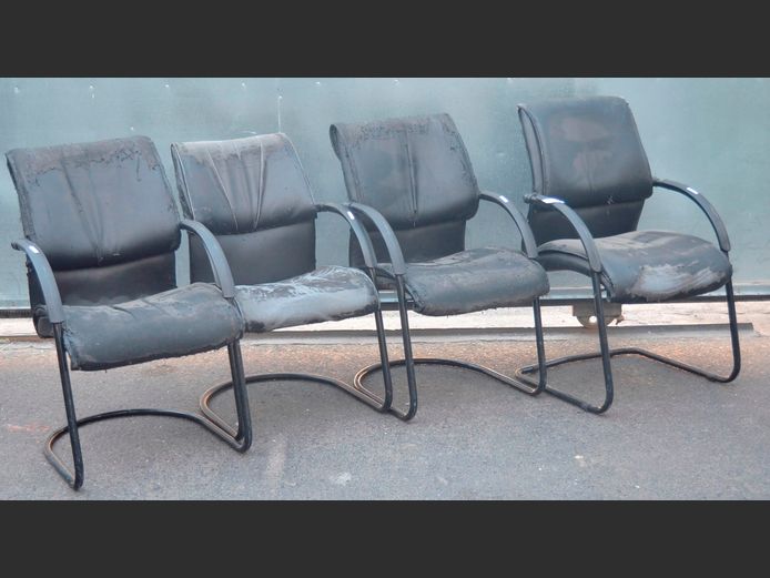 SET OF 4 BLACK SLEIGH BASE VISITOR'S CHAIRS [Peeling]