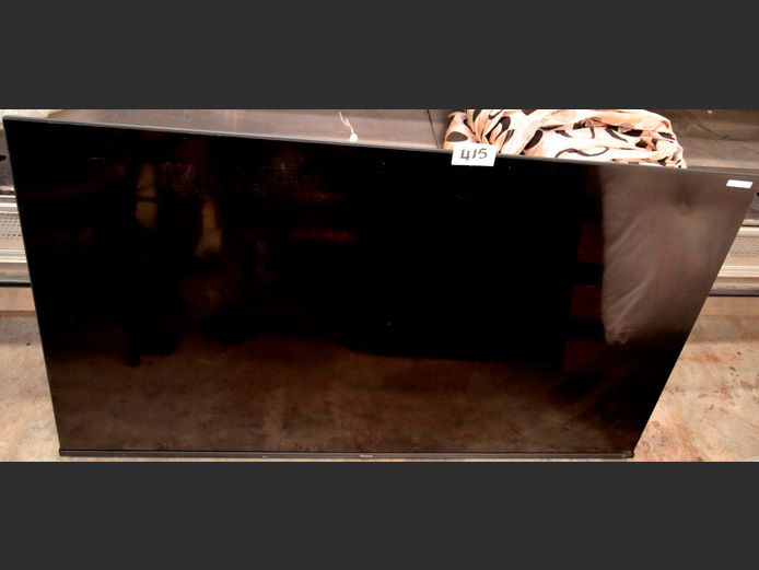 HISENSE 55" L.E.D. TV [Switches on, screen cracked] ### LICENCE PLEASE ###