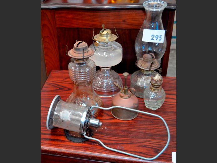 LOT: VINTAGE OIL LAMPS, etc