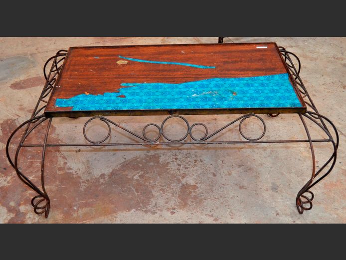 PEACOCK STYLE WROUGHT IRON COFFEE TABLE, 121 x 82 x 44cm [Rusted]