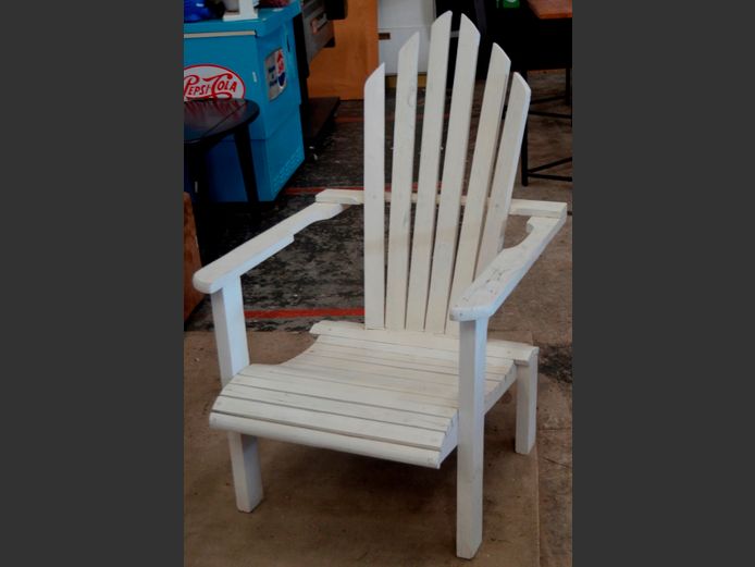 WHITE PAINTED ADIRONDACK STYLE CHAIR