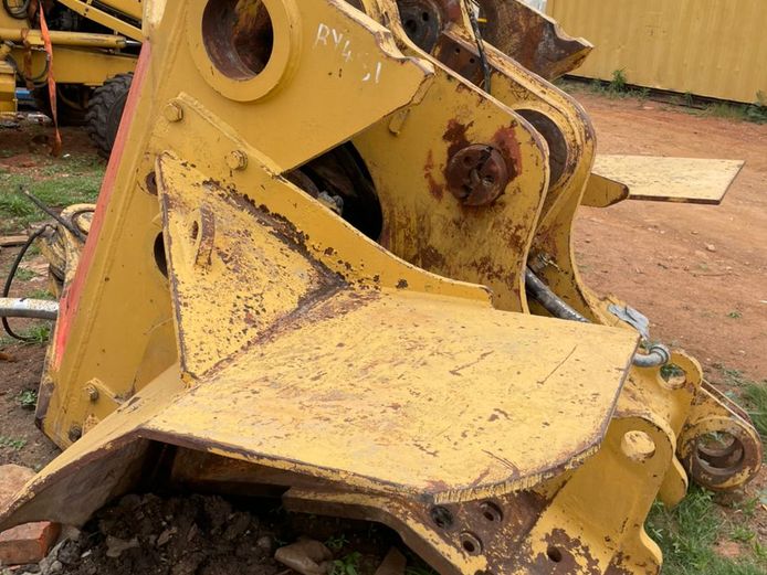 R1700 CATAPILLER H FRAME WITH CYLINDER