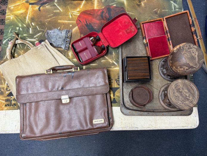 Lot of leather bag and other vintage items