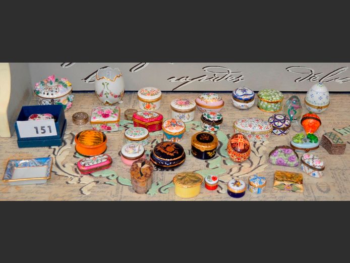 LARGE COLLECTION LIMOGES, AYNSLEY & OTHERS PILL & TRINKET BOXES