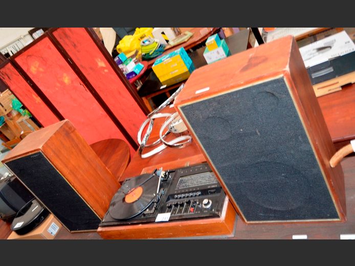 BLAUPUNKT RECORD PLAYER WITH PAIR SPEAKERS, 35 x 23 x 59cm [Faulty]