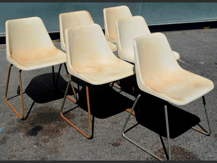 SET OF 6 MID-CENTURY WHITE PLASTIC & METAL CHAIRS [Condition as per photo]