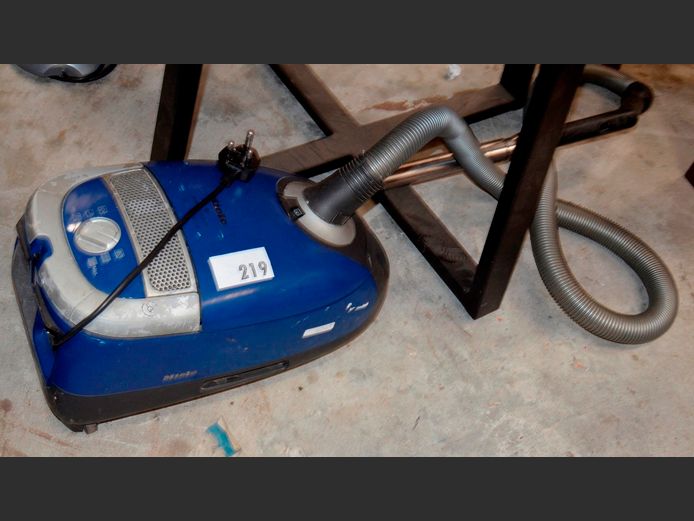 MIELE VACUUM CLEANER WITH PIPE [Dead]