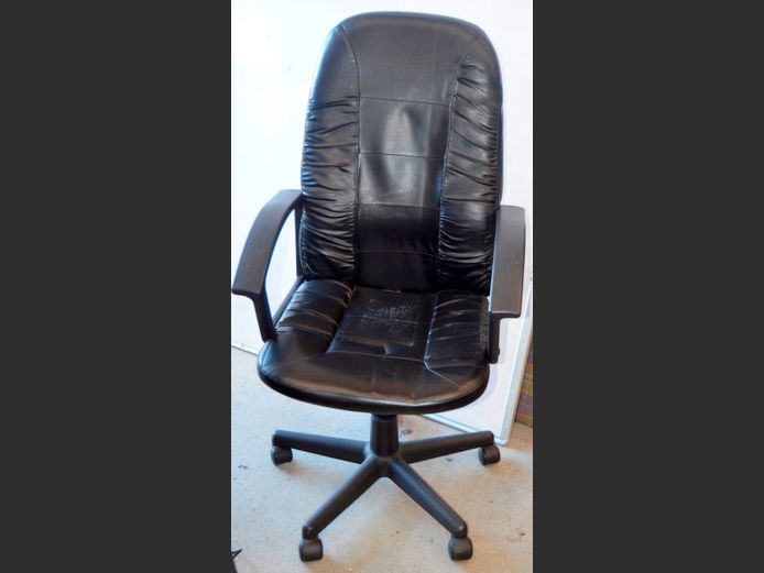 BLACK LEATHER TOUCH SWIVEL OFFICE CHAIR