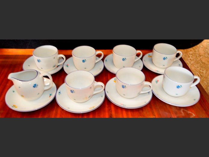 CONTINENTAL BLUE & WHITE FLORAL DECORATED 16-PIECE PART TEA SET