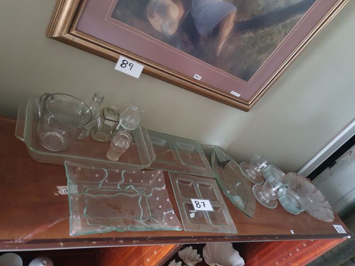 LOT: GLASS SAUCERS, SNACK PLATES, OVEN DISHES, etc