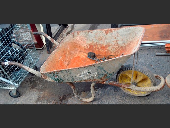 METAL WHEELBARROW [Rusty]