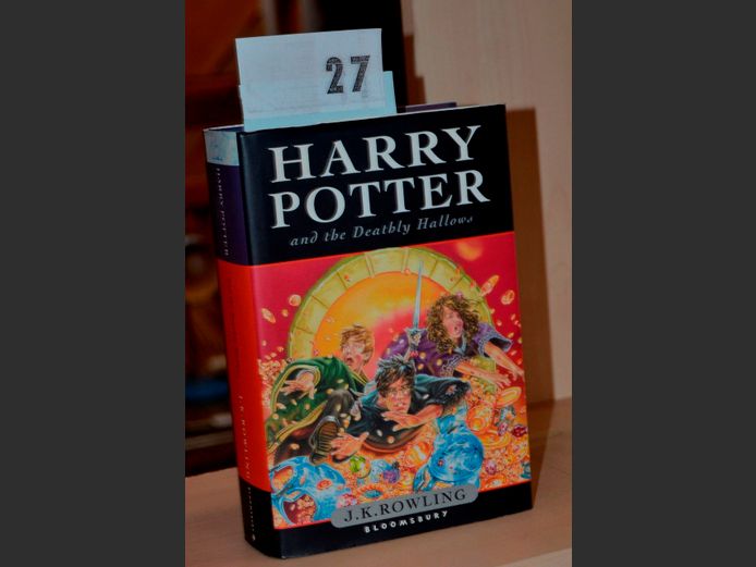 HARD COVER 1st EDITION HARRY POTTER & THE DEATHLY HALLOWS