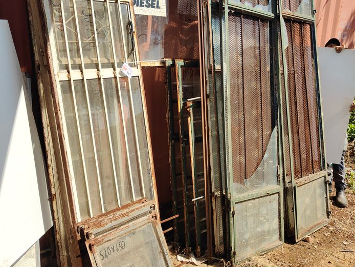 LOT STEEL/GLASS DOORS AND WINDOWS