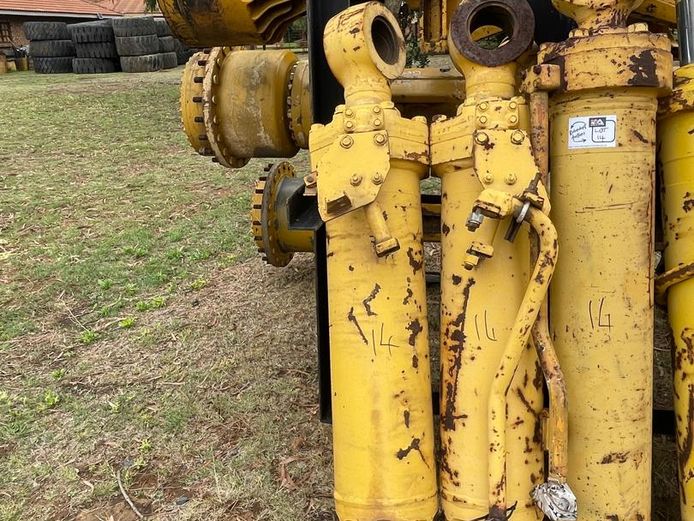 375 Komatsu Ripper Cylinders x 3 