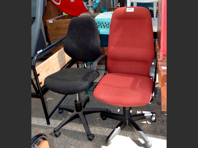 BURGUNDY SWIVEL OFFICE CHAIR & A BLACK SWIVEL OFFICE CHAIR